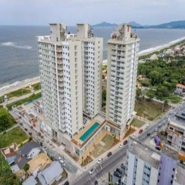 Apartamento Home Club pé na areia quadra mar com 2 vagas de garagem.