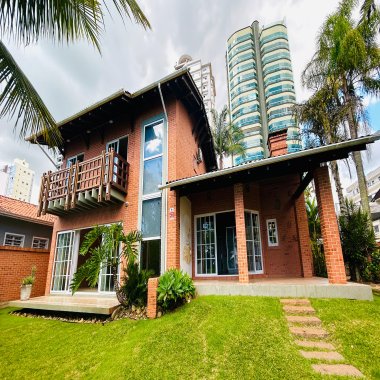 Casa frente mar para venda no centro Balneário Piçarras