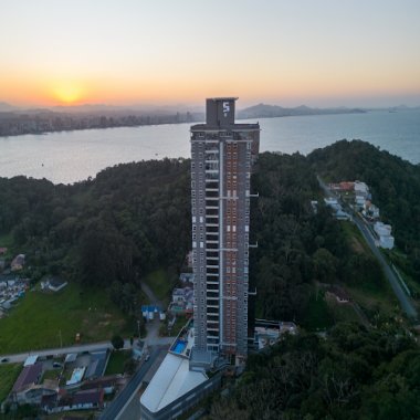 Cobertura  Duplex com 4 suítes, vista panorâmica contendo 4 vagas de garagem.